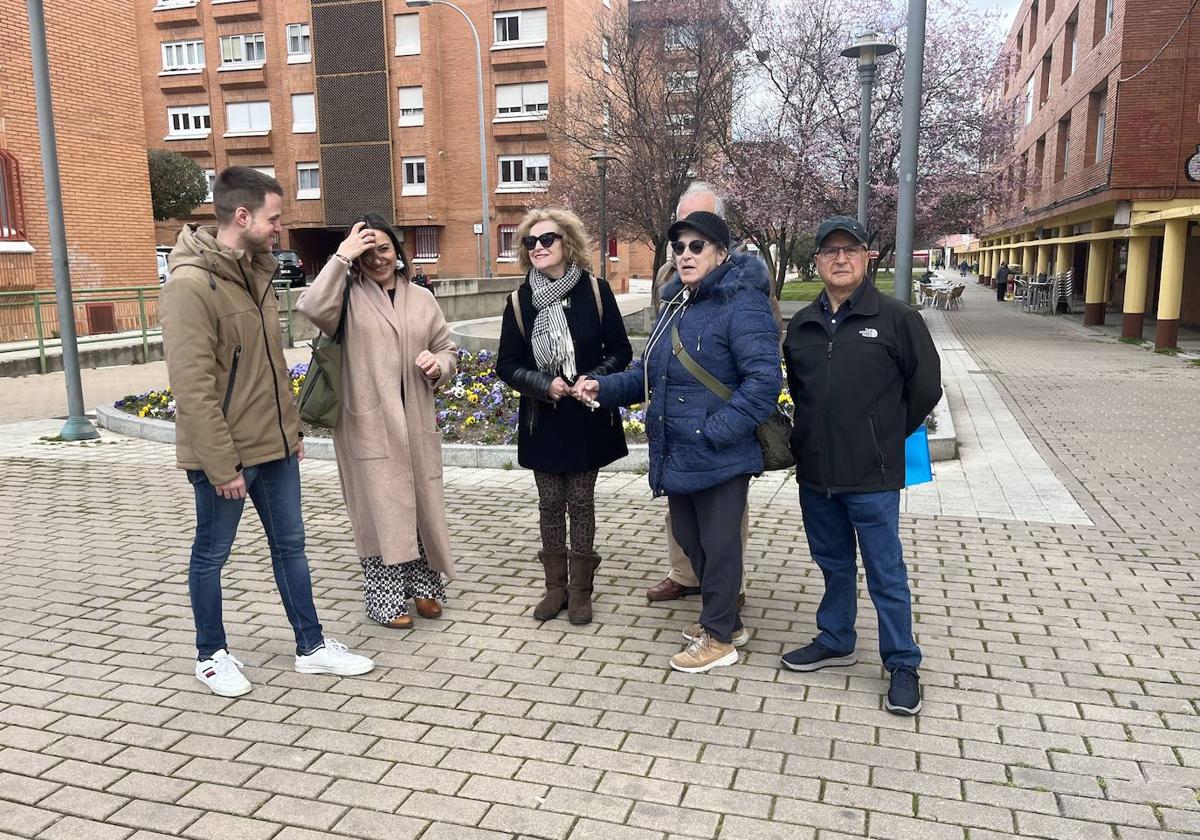 Representantes municipales y de los vecinos de Pan y Guindas, durante la visita al barrio.