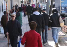 Varias personas pasean por unas de las calles de la ciudad de Segovia.
