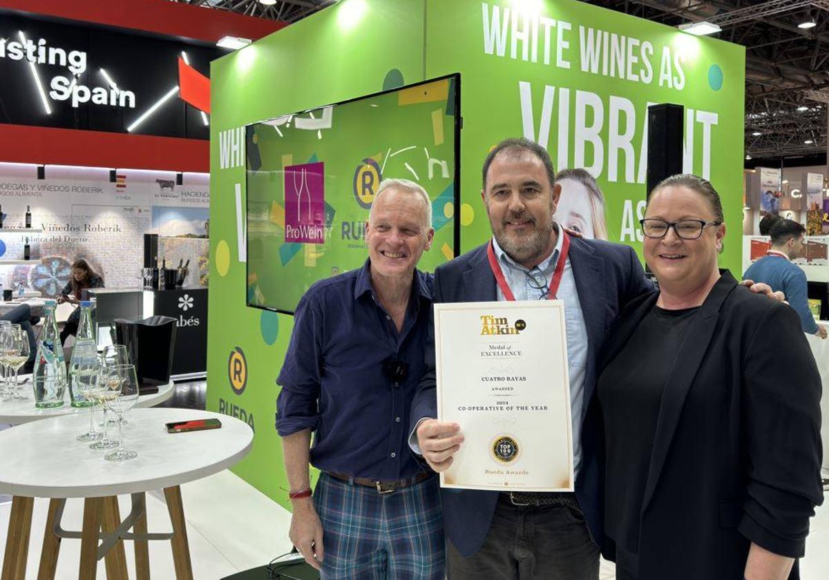 Tim Atkin (periodista especializado y Master of Wine), Vicente Orihuela (director general de Bodega Cuatro Rayas) y Beth Willard (periodista especializada).