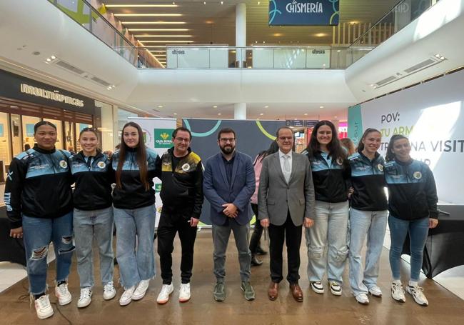 Presidente, técnico y jugadoras del Aula posan junto al gerente de VallSur, Pablo Pérez.