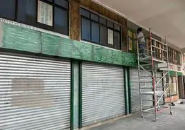 El local de la Ferretería Villanueva ya sin su reconocible cartel. En el contiguo, se están acometiendo las obras para adecuar la antigua Óptica Iris como una cafetería de la cadena Starbucks.