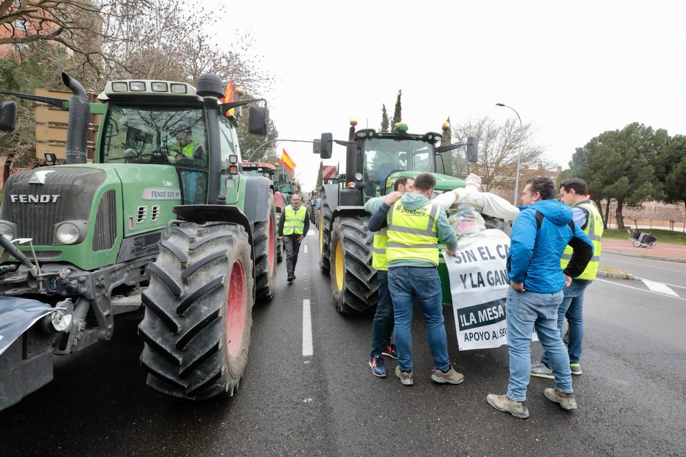 Multitudinaria tractorada de protesta en Valladolid