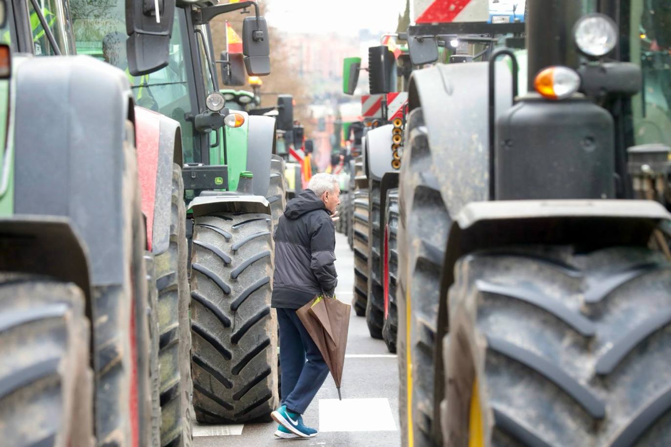 Multitudinaria tractorada de protesta en Valladolid