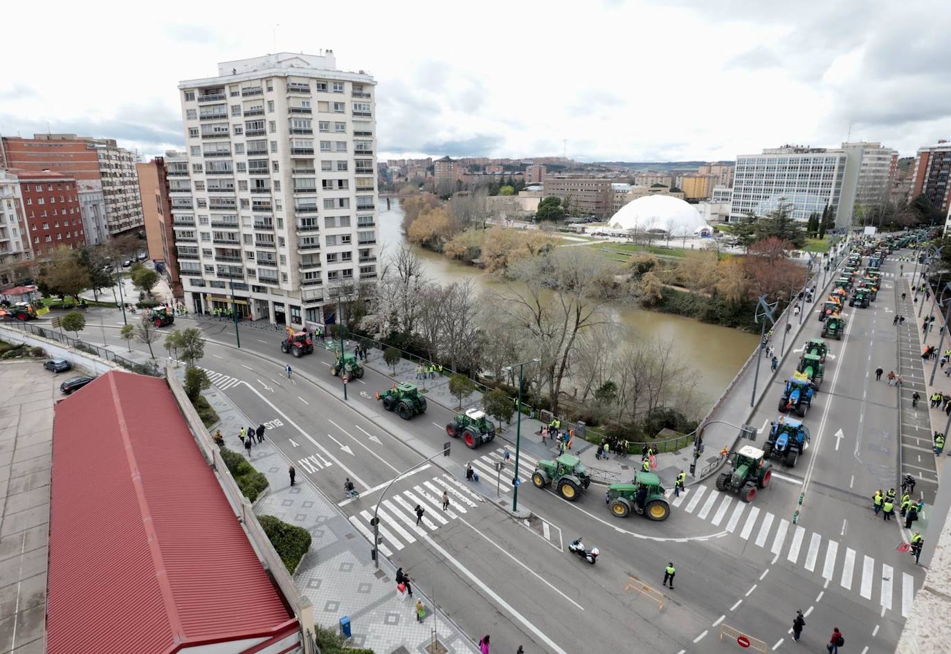 Multitudinaria tractorada de protesta en Valladolid