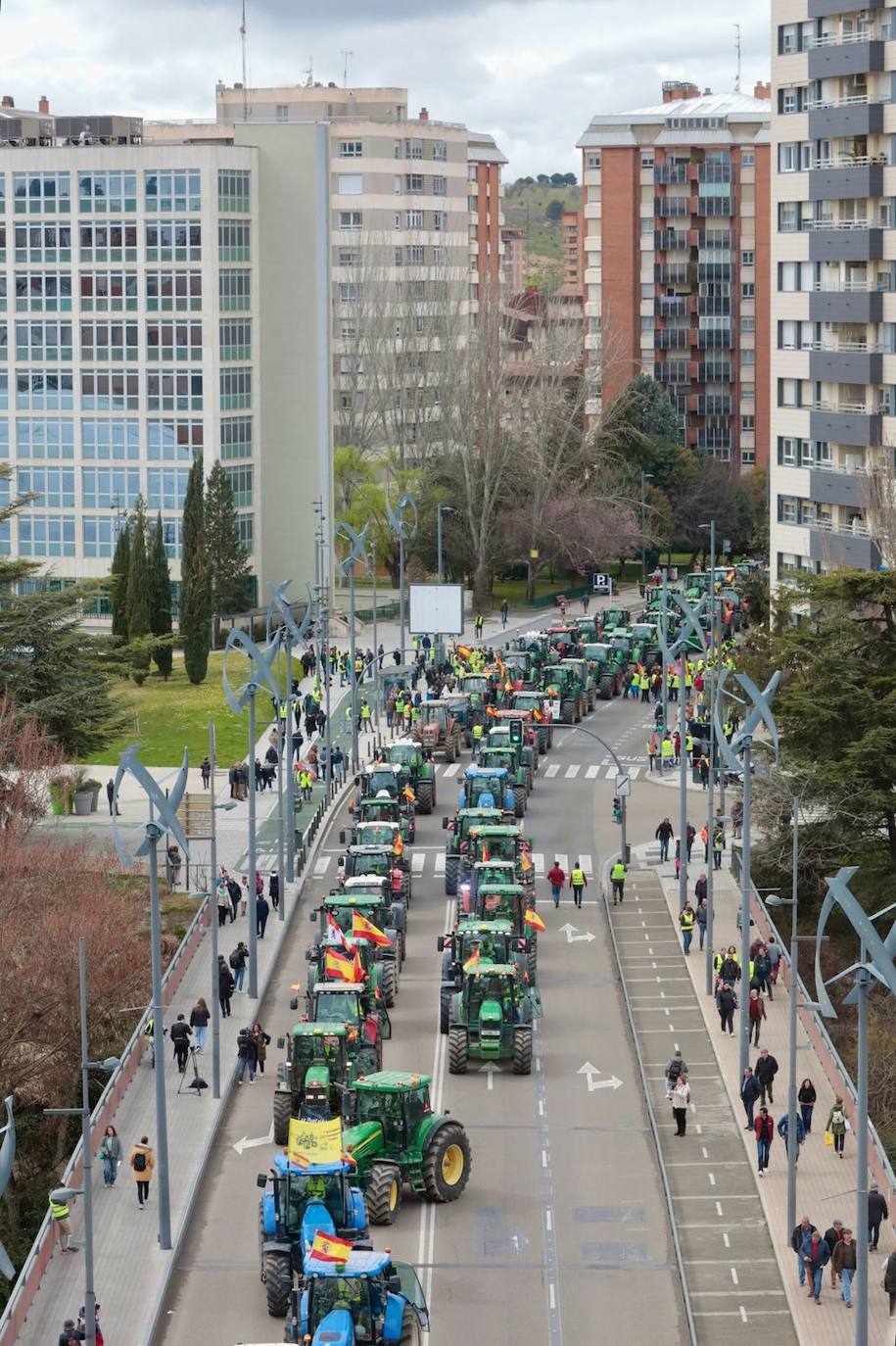 Multitudinaria tractorada de protesta en Valladolid