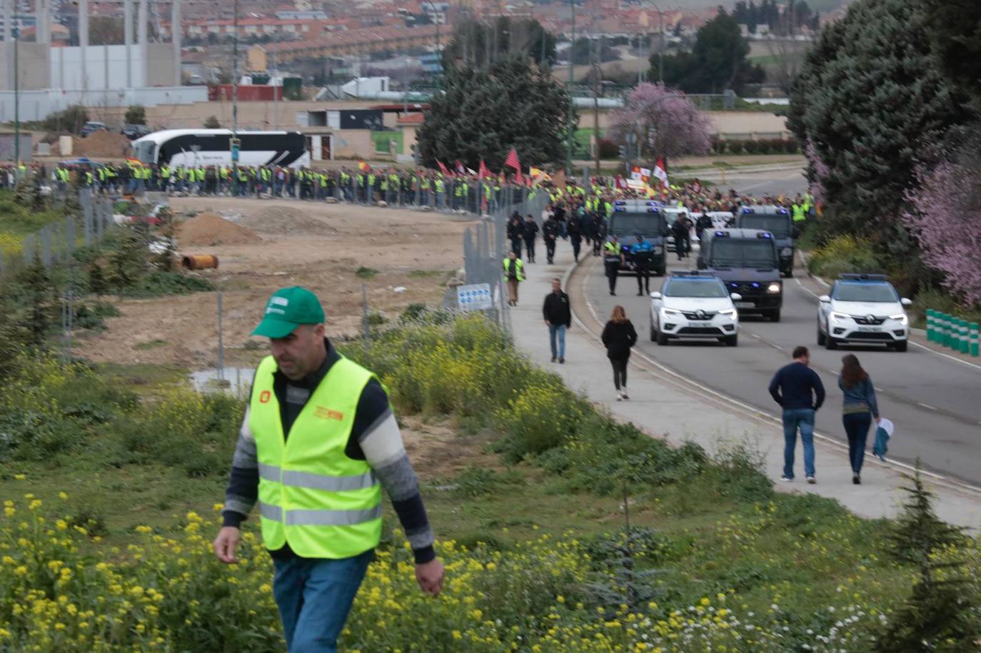 Multitudinaria tractorada de protesta en Valladolid