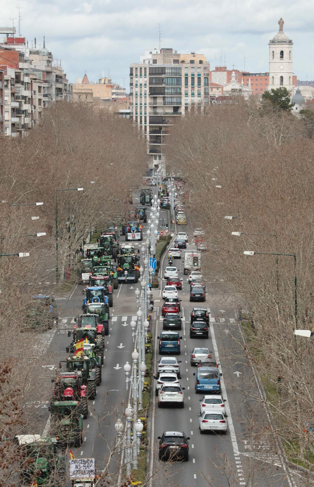 Multitudinaria tractorada de protesta en Valladolid