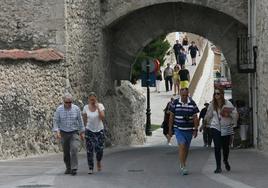 Turistas en una calle de Cuéllar.