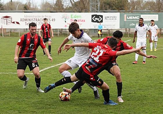 Una acción del partido entre Laguna y Palencia de este sábado.