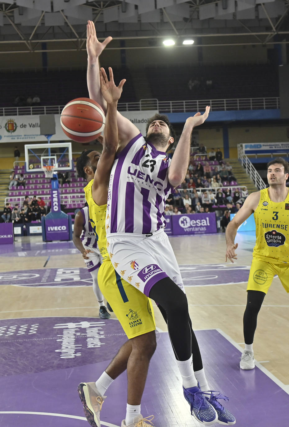 Las imágenes del encuentro disputado entre el Real Valladolid de Baloncesto y el Ourense