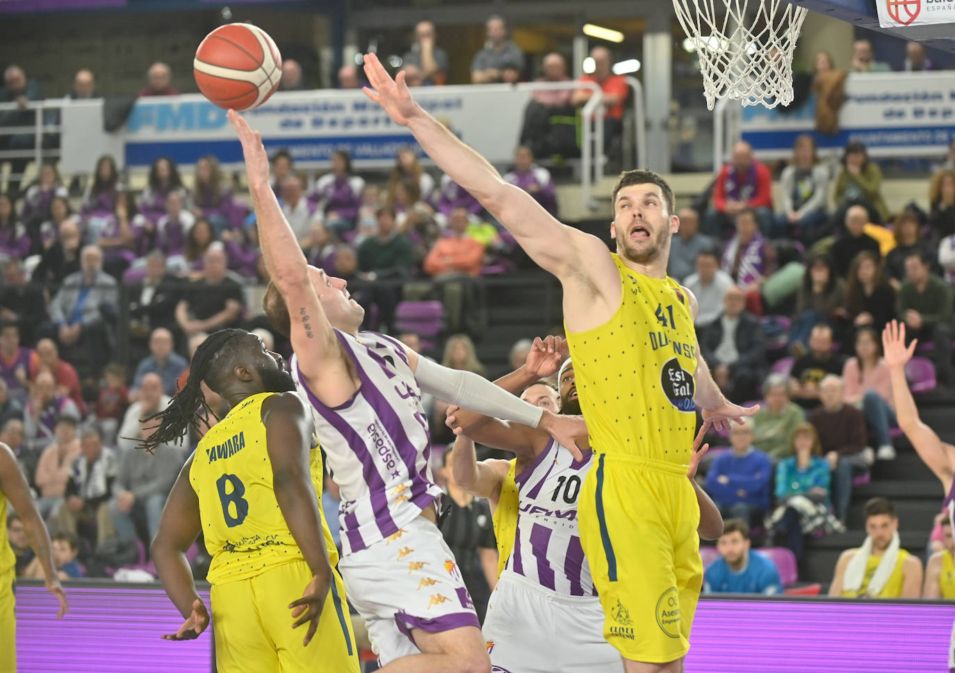 Las imágenes del encuentro disputado entre el Real Valladolid de Baloncesto y el Ourense