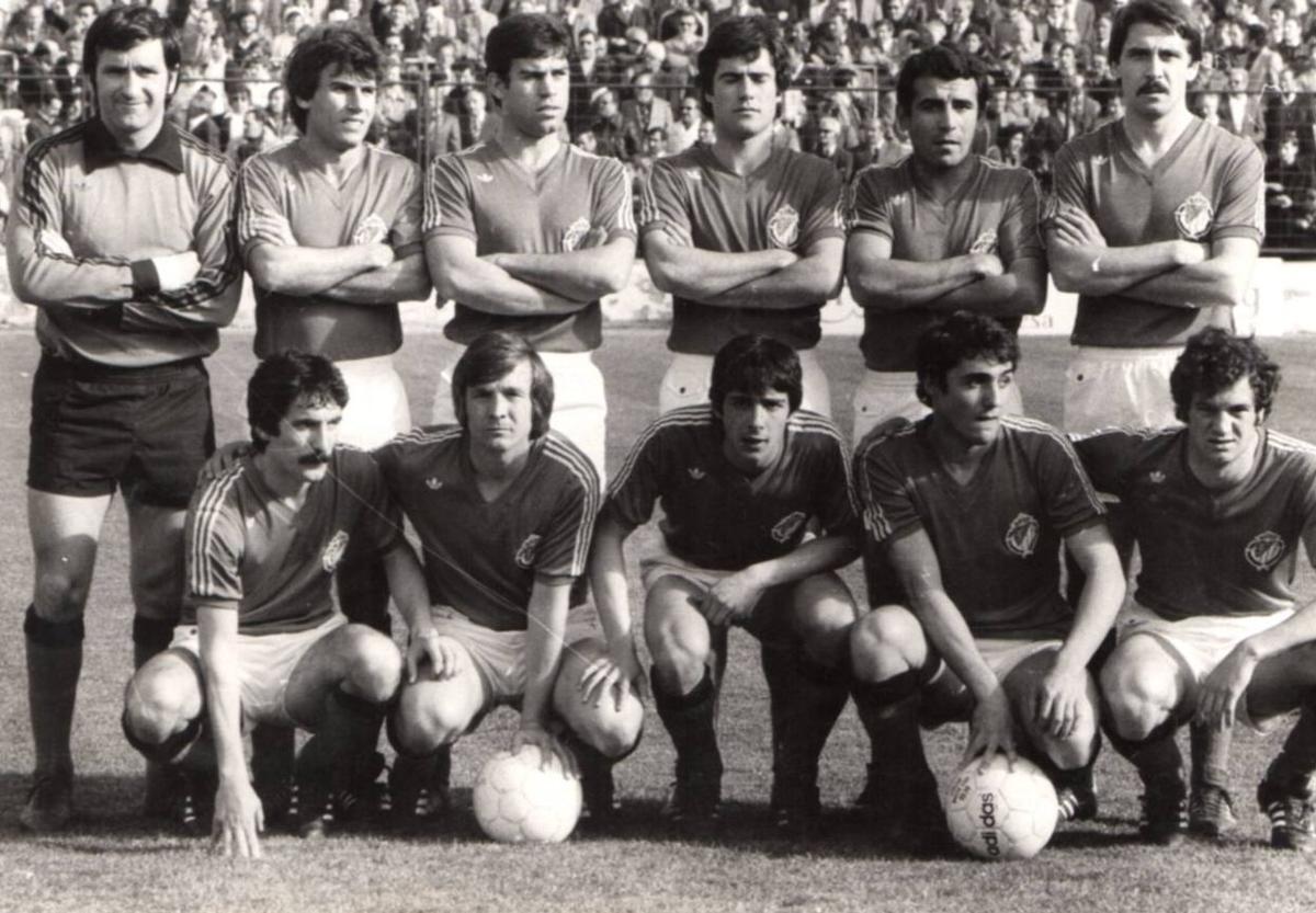 Equipo inicial que el Real Valladolid presentó frente al Zaragoza el 19 de marzo de 1978. De pie: Llacer, Nicolás, Mellado, León, Toño y Moré. Agachados: Avelino, Rusky, Aragón, Borja y Gail