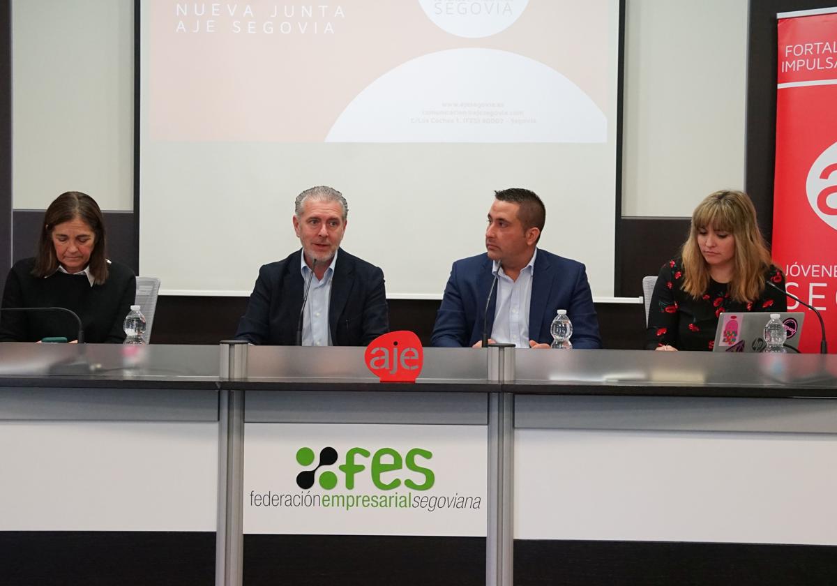 Por la derecha, Tamara Bravo y David San Ignacio, de AJE, en la presentación en la patronal de las líneas de trabajo.