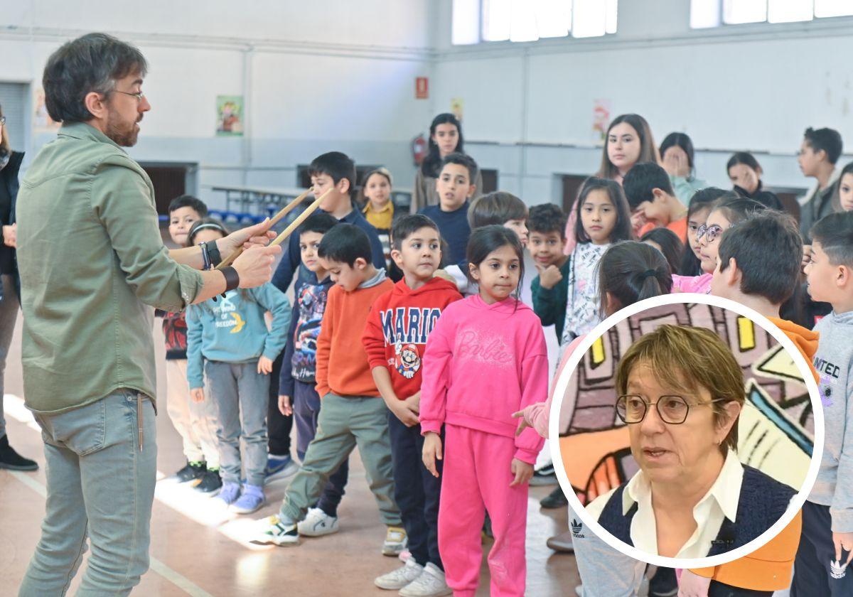 Miguel Ángel Cabero, profesor de música y jefe de estudios del colegio Allúe Morer, dirige al coro del colegio. En detalle, Henar Rubio, directora del centro..