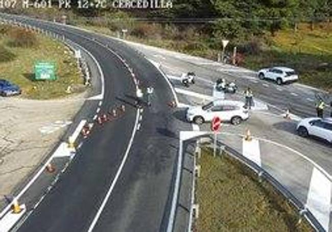 La Guardia Civil desvía en tráfico en la M-601 en Madrid ante la imposibilidad de acceder a Navacerrada.