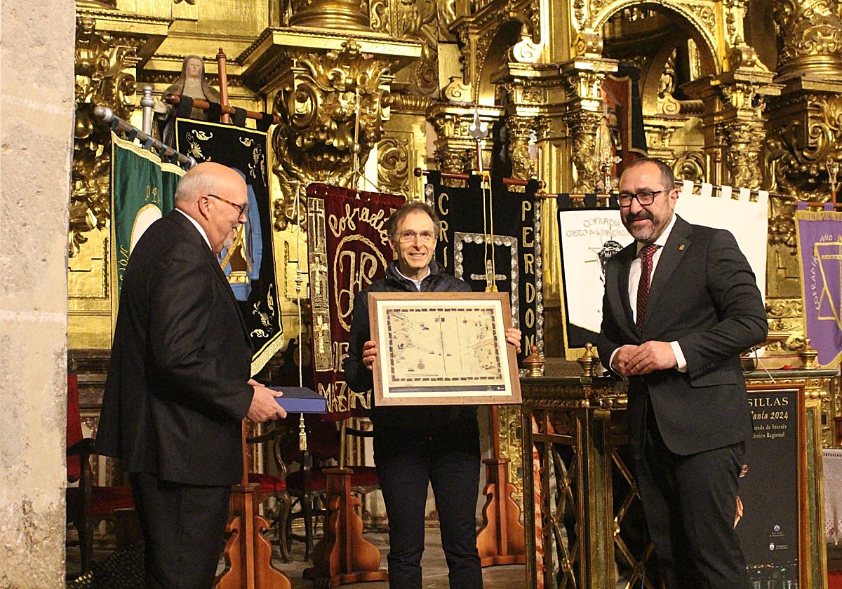 Isaías García, presidente de la Junta de Cofradías, José Manuel de la Fuente, párroco y pregonero, y Miguel Ángel Oliveira, alcalde de Tordesillas.