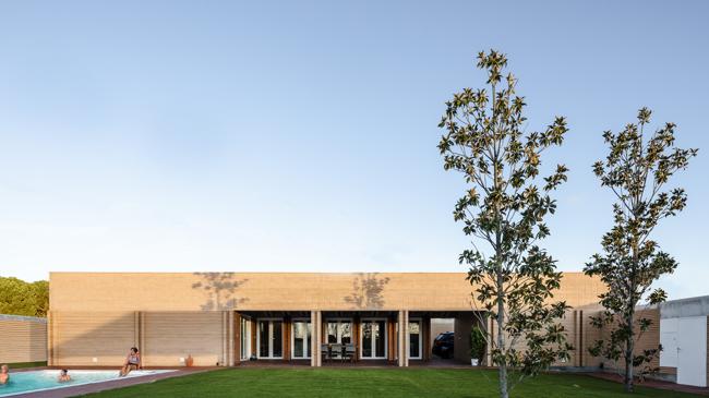 Imagen después - Una casa de ladrillo que desafía las convenciones arquitectónicas locales