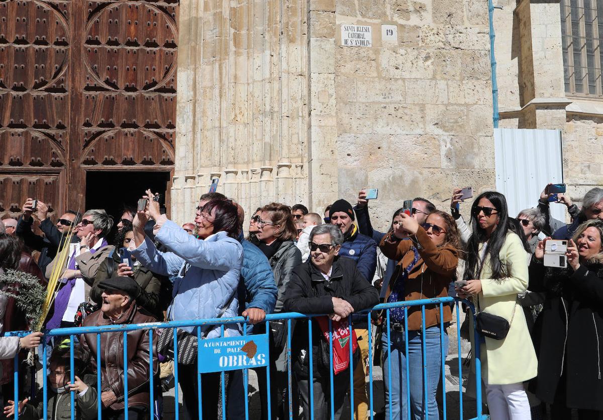 Numerosas personas toman fotos de la procesión de La Borriquilla, el año pasado.