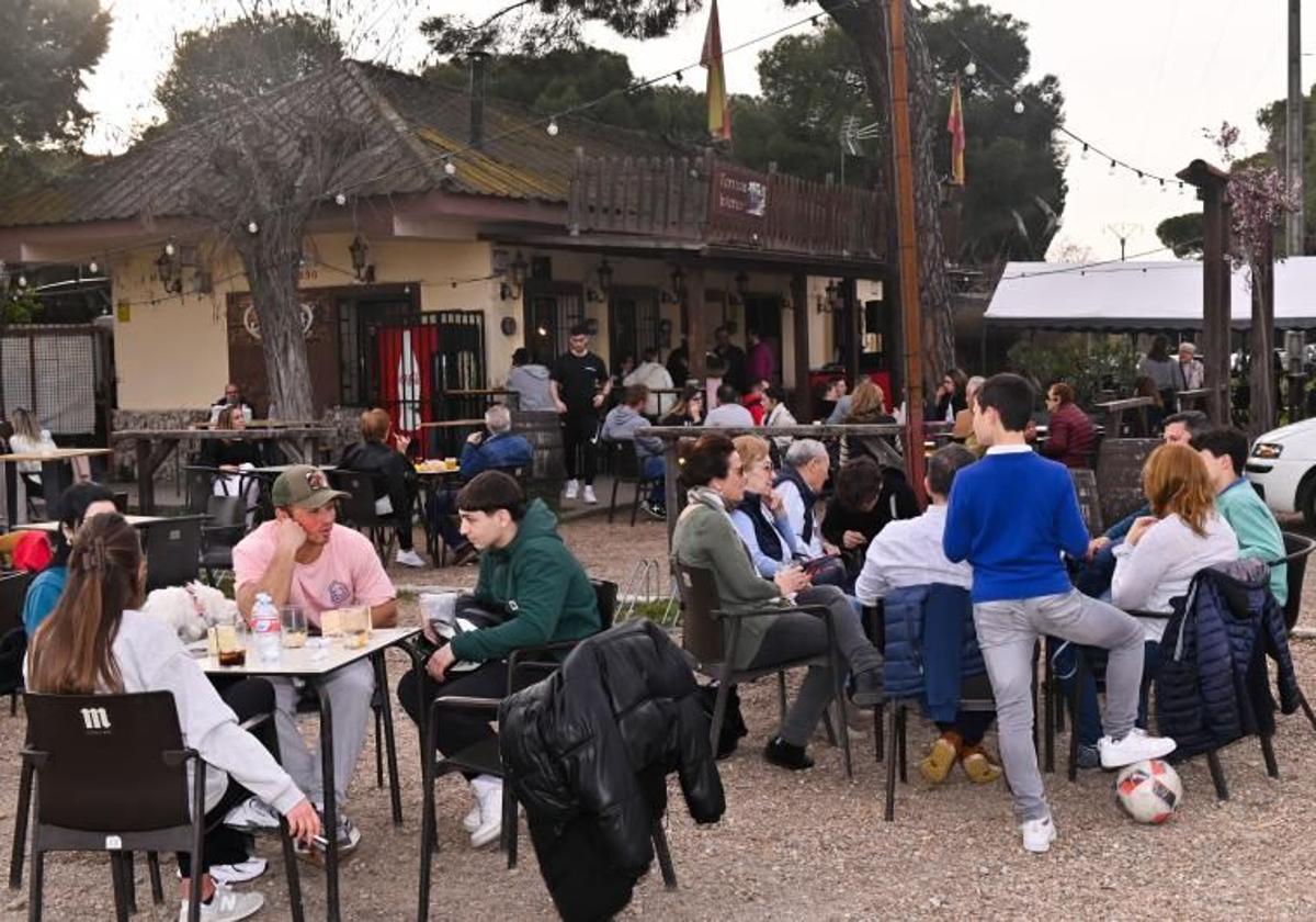 Cierra el mítico bar Antequera, que se &#039;muda&#039; al otro lado de la carretera