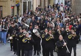 Llegada multitudinaria de la banda de cornetas y tambores de San Andrés a la plaza de San Martín, en el certamen de este domingo.