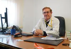 El doctor José Ignacio González en su despacho del Hospital Clínico.