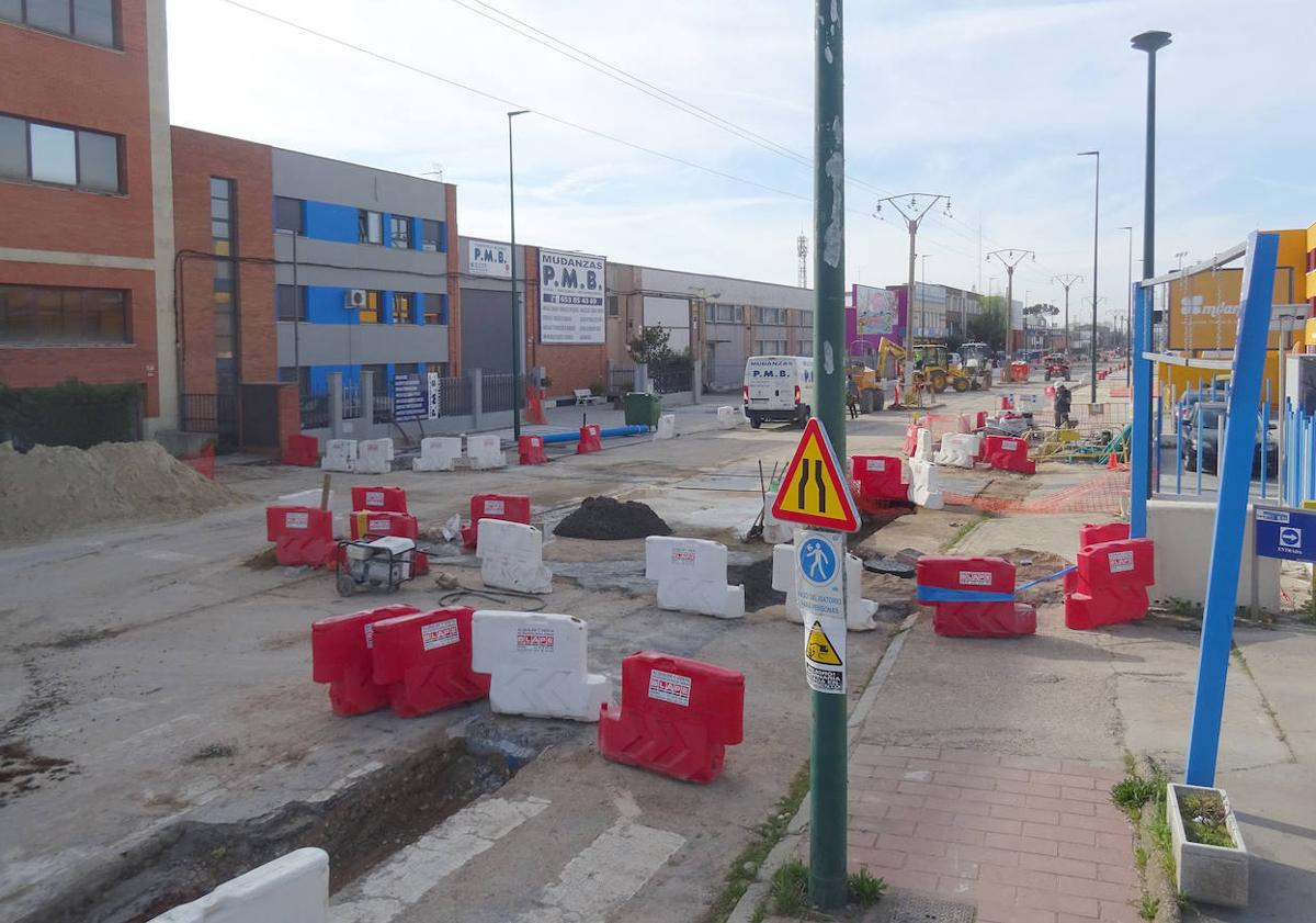 Imagen principal - Arriba, trabajos de urbanización de la avenida de El Norte de Castilla. Debajo, retirada del primer poste de la luz (izquierda) y corte de la línea de media tensión (derecha).