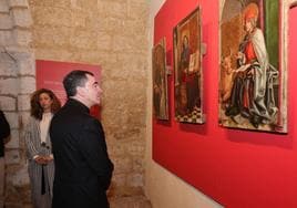 El obispo de Palencia observa unas tablas en la iglesia de Santa Eulalia de Paredes de Nava.