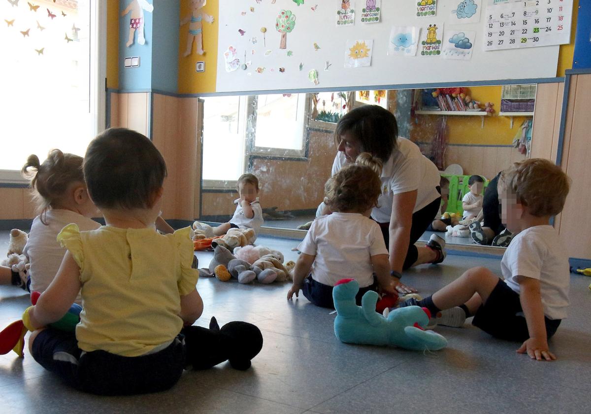 Un grupo de niños en una guardería en la ciudad de Segovia.