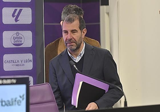 David Espinar entra en la sala de prensa este lunes.