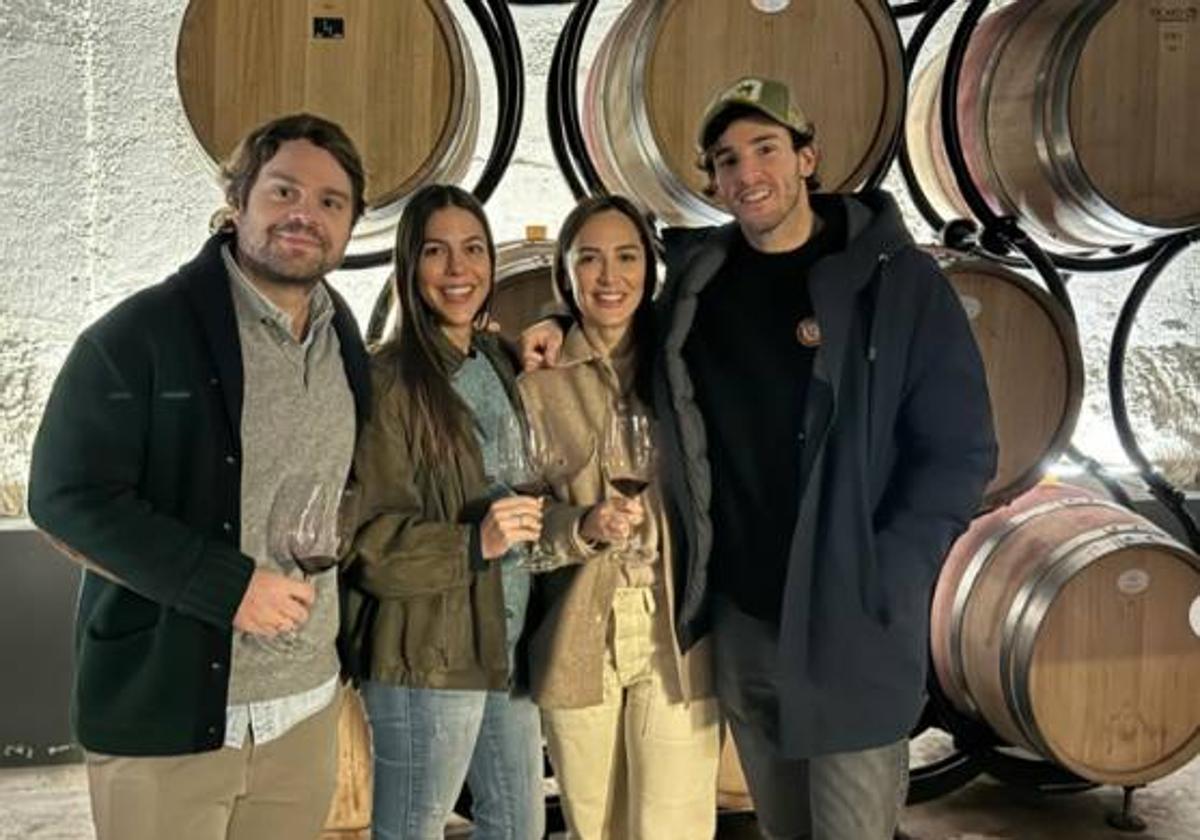 Íñigo Onieva y Tamara Falcó junto a unos amigos en las bodegas de Abadía Retuerta.