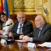 La concejala Blanca Jiménez; el alcalde, Jesús Julio Carnero, y el presidente de la Academia de Cine, Fernando Méndez-Leite durante la rueda de prensa.