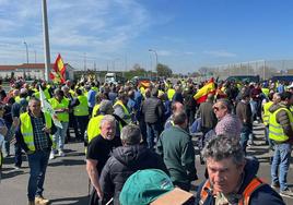 Participantes en la movilización de este lunes en el puerto de Santander.