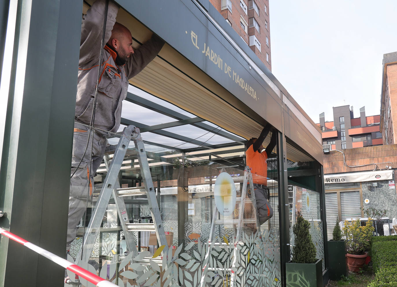 Así se retira la terraza del restaurante San Remo de Palencia