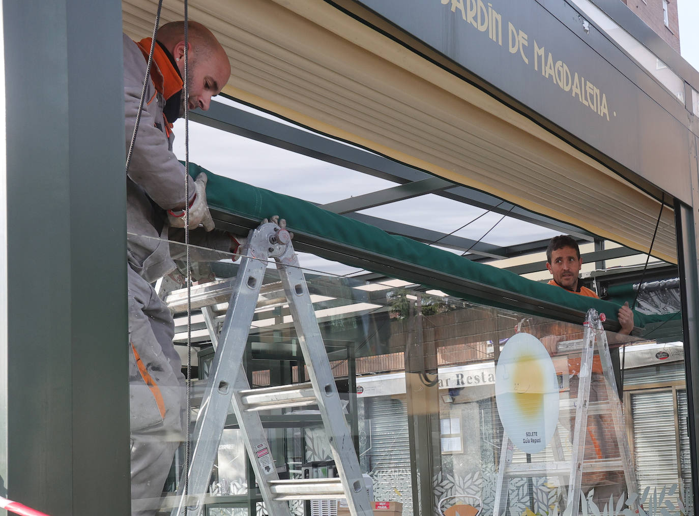 Así se retira la terraza del restaurante San Remo de Palencia