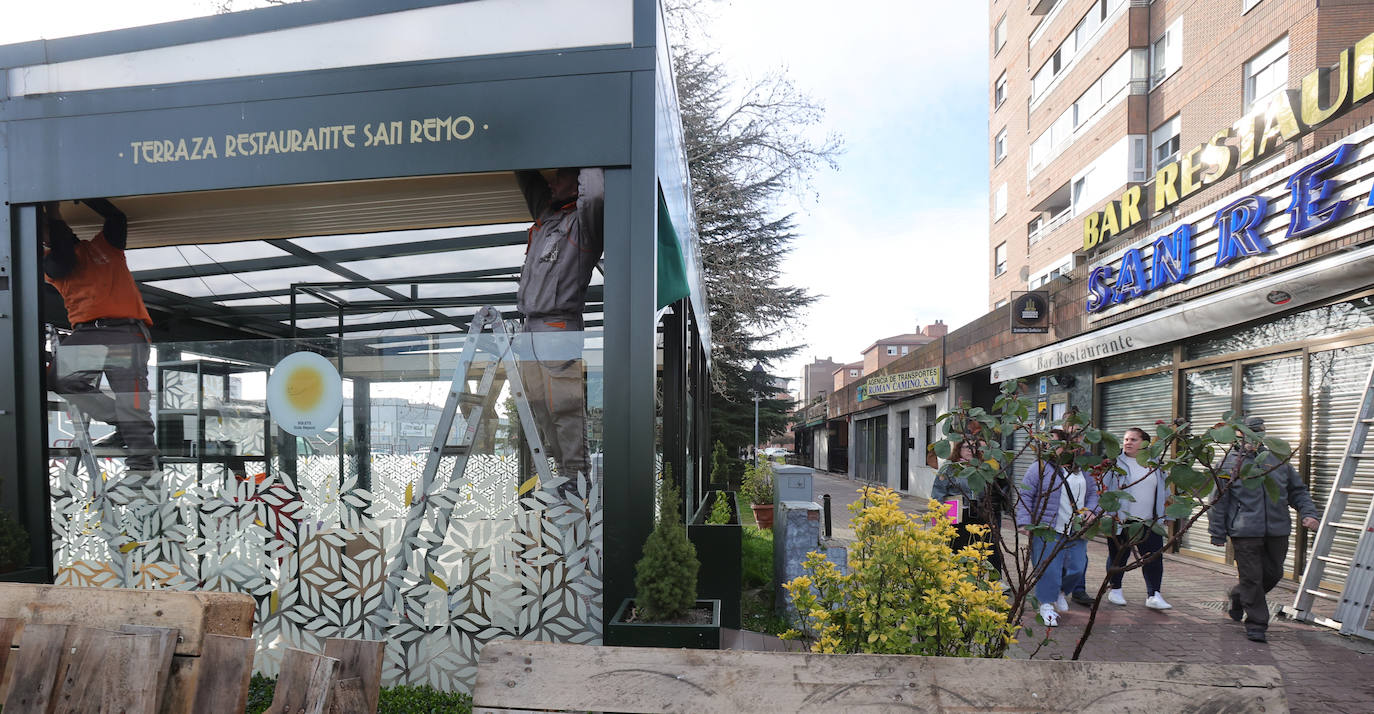 Así se retira la terraza del restaurante San Remo de Palencia