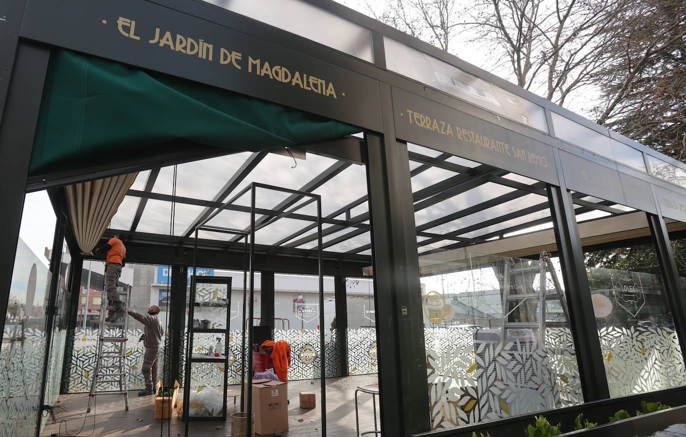 Así se retira la terraza del restaurante San Remo de Palencia