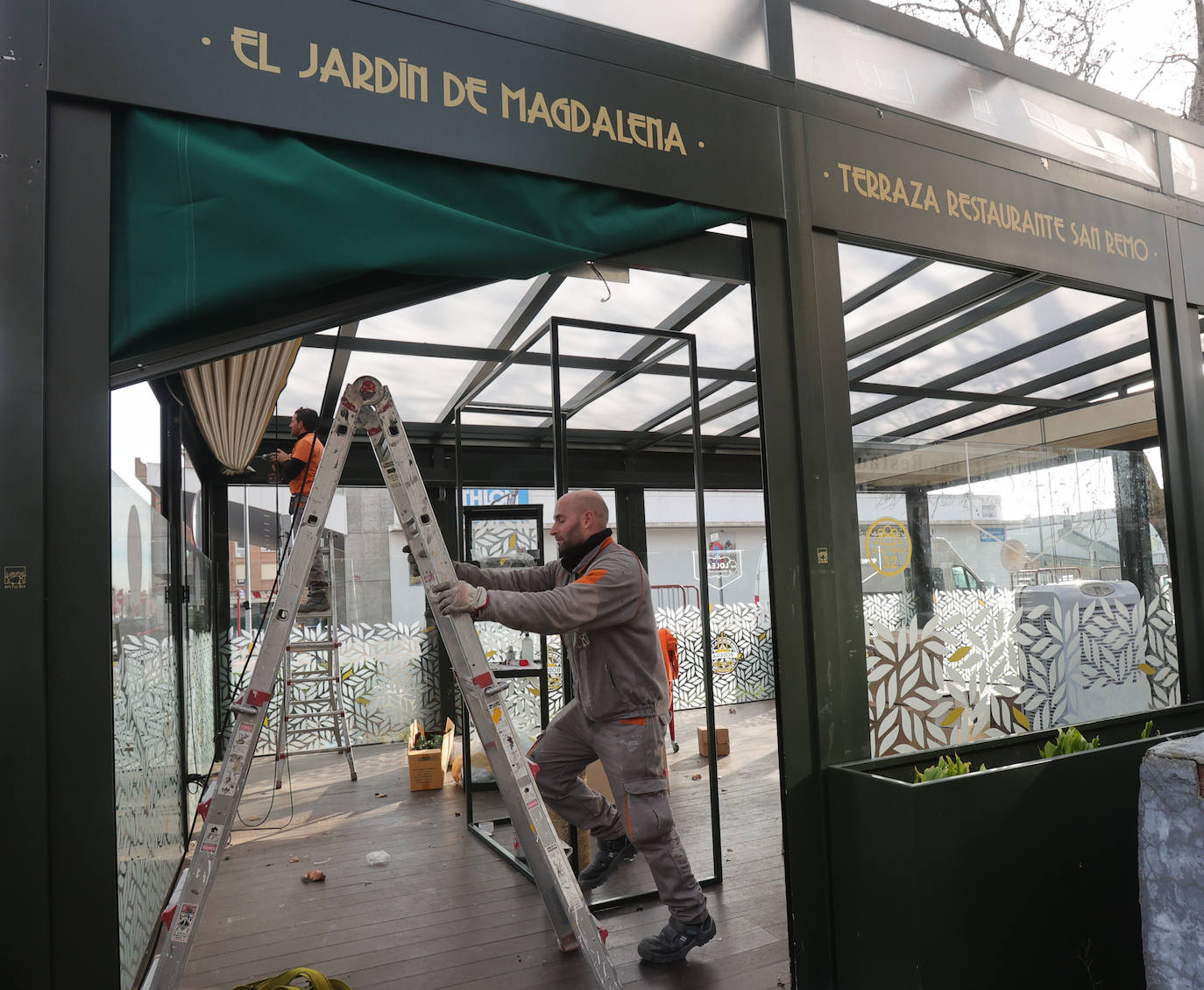 Así se retira la terraza del restaurante San Remo de Palencia