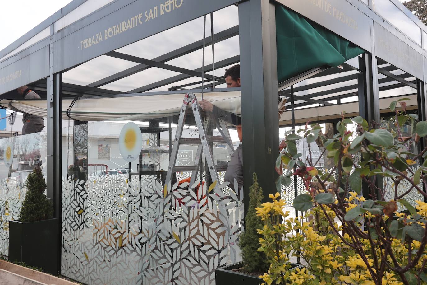 Así se retira la terraza del restaurante San Remo de Palencia