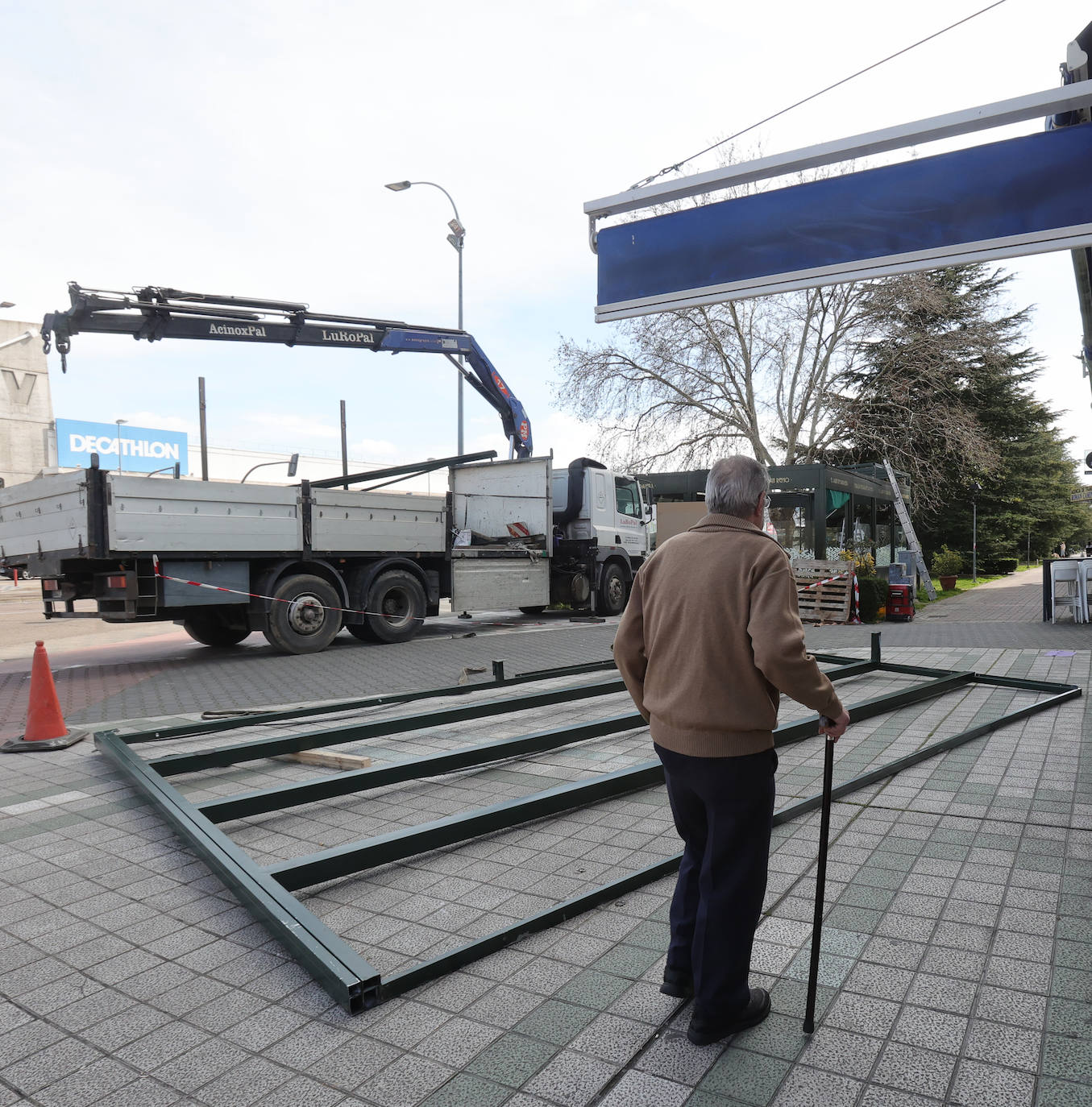 Así avanza la retirada de la terraza del San Remo en Palencia