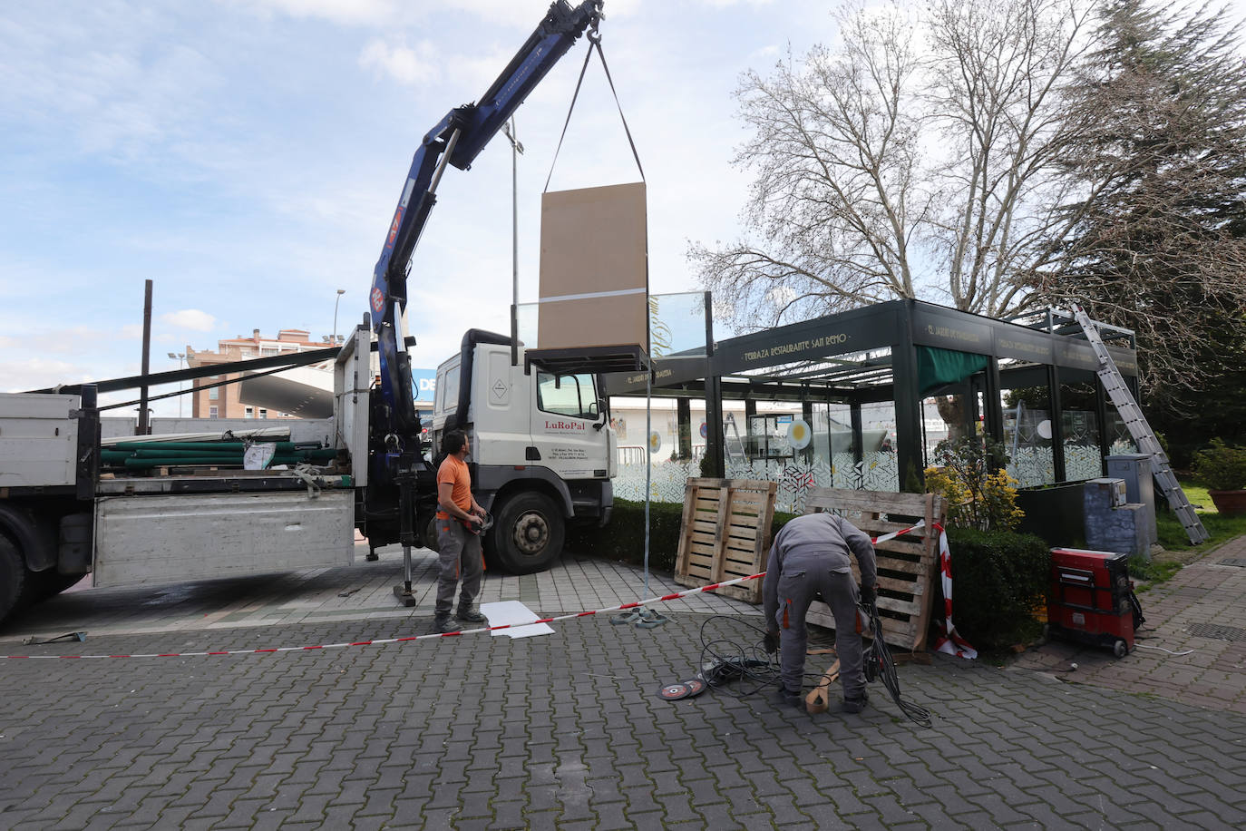 Así avanza la retirada de la terraza del San Remo en Palencia