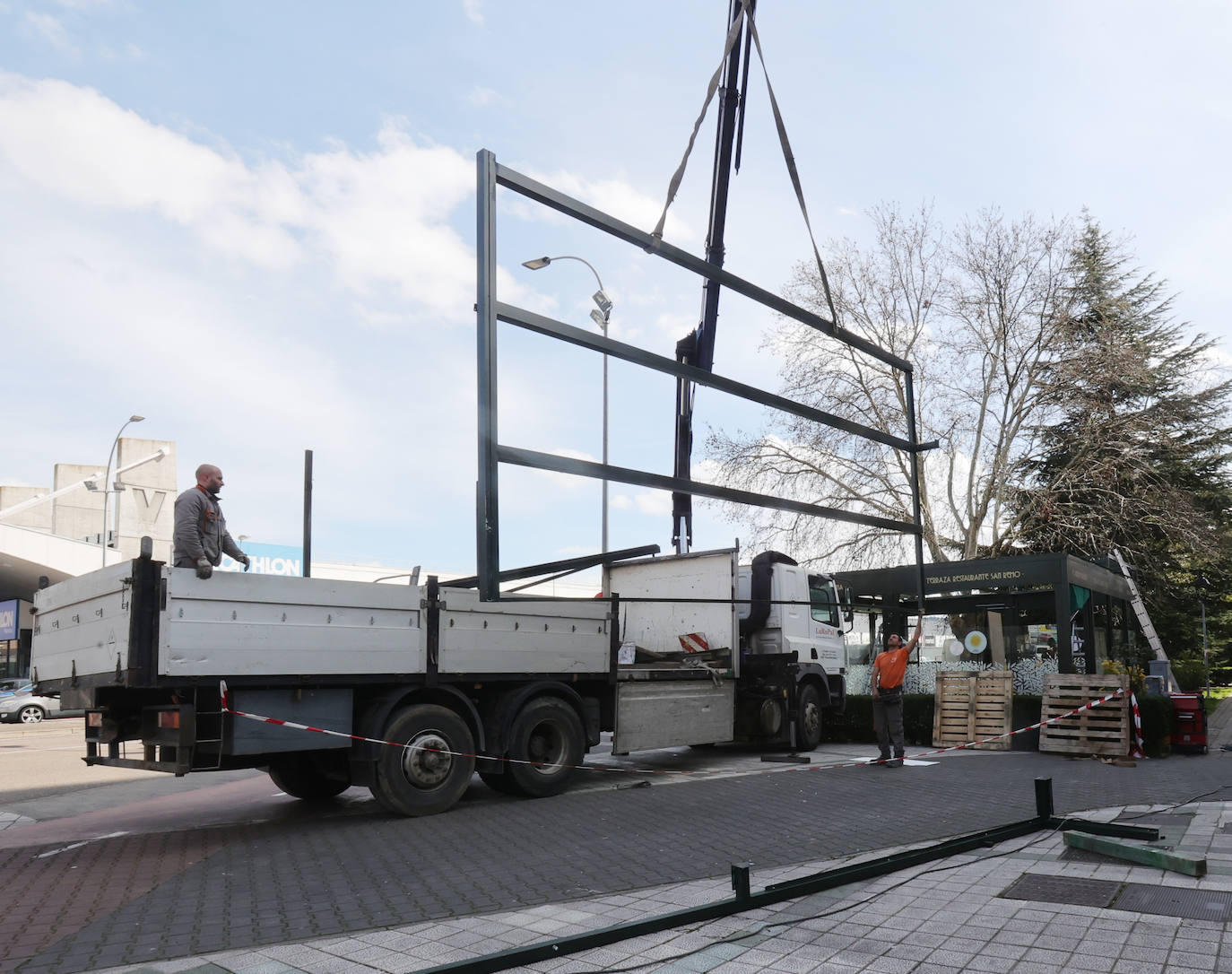 Así avanza la retirada de la terraza del San Remo en Palencia