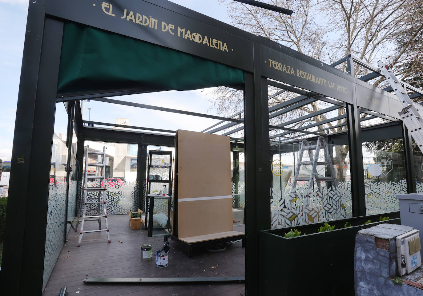 Así avanza la retirada de la terraza del San Remo en Palencia