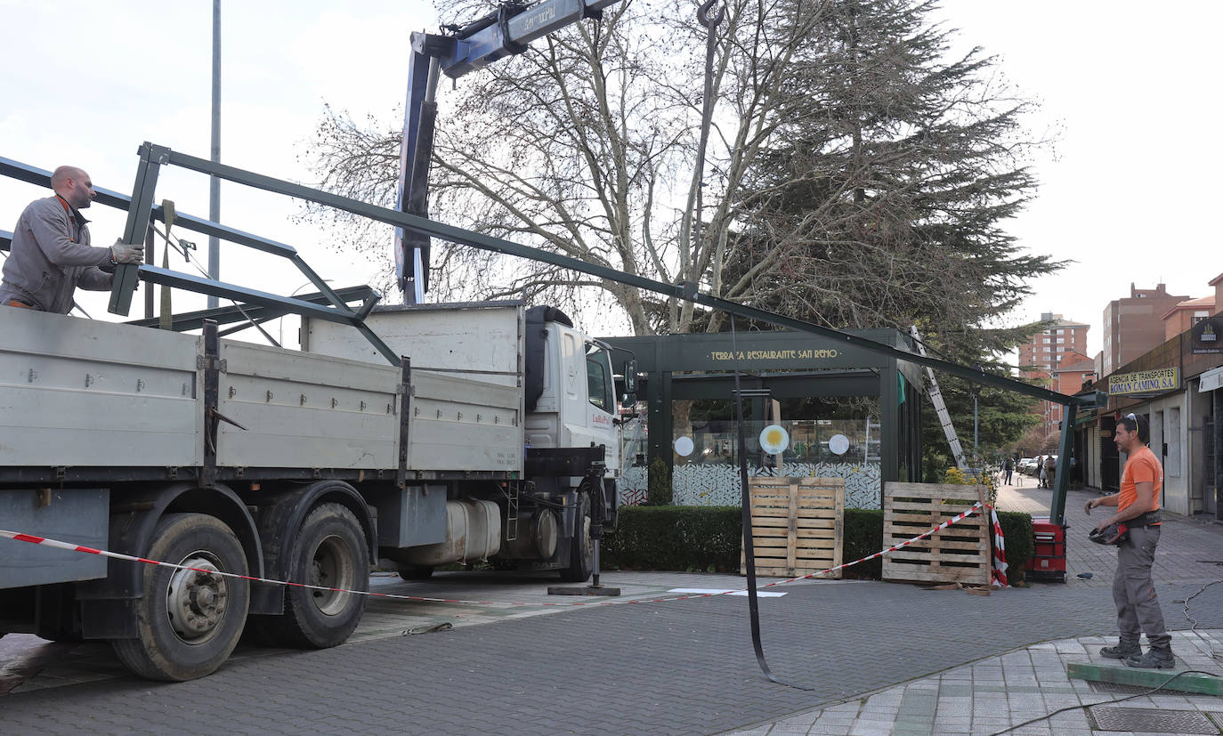 Así avanza la retirada de la terraza del San Remo en Palencia