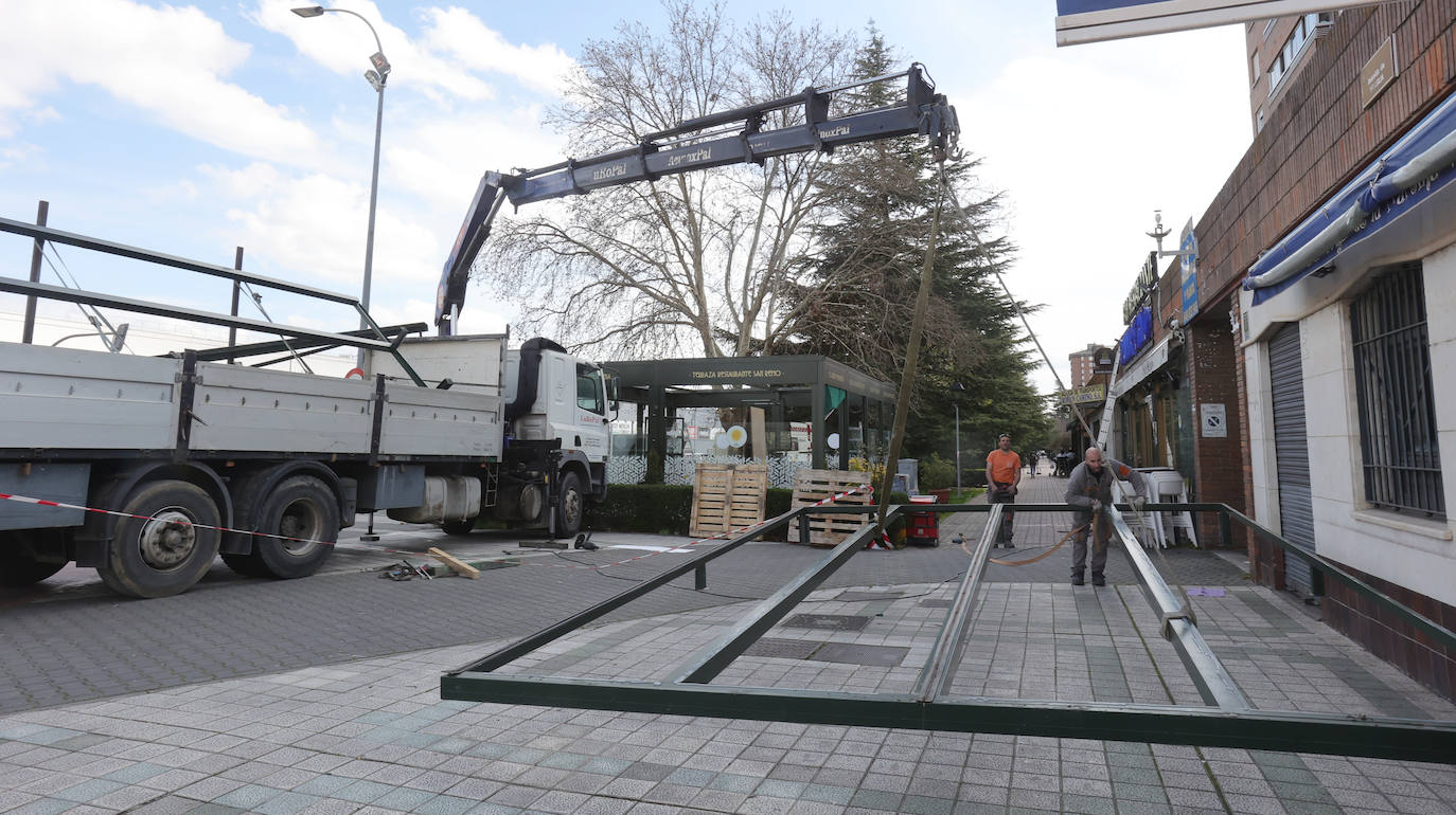 Así avanza la retirada de la terraza del San Remo en Palencia