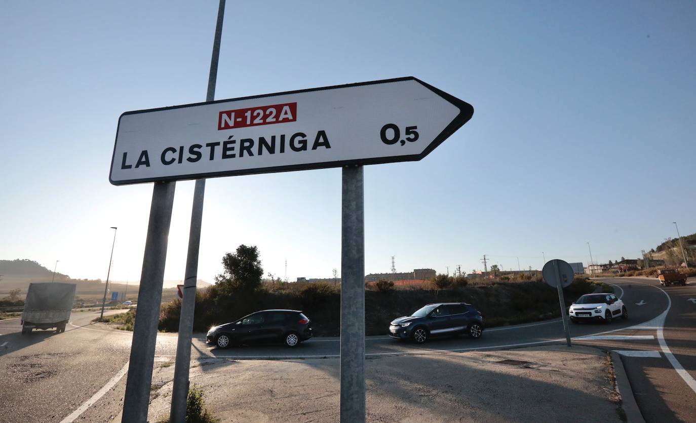 Carretera de acceso a La Cistérniga.