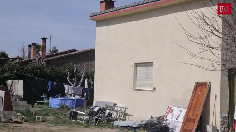 Los vecinos del atrincherado en Tudela: «Era raro, tenía el patio de su casa lleno de chatarra»