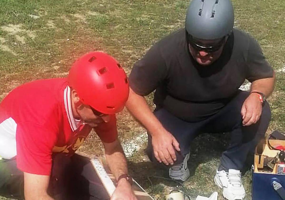 Juan Carlos Frías (rojo) prepara su modelo ante la atenta mirada de un competidor rumano.
