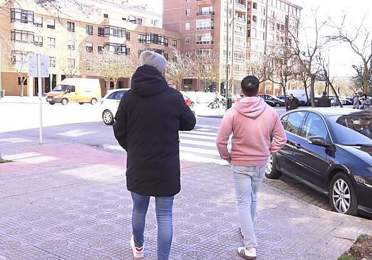 El vecino burgalés paseando por el barrio G3 de Burgos