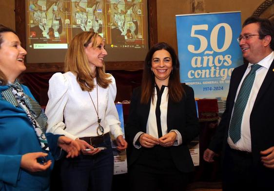 Desde la izquierda, Marta Ruano, María José Uñón, Isabel Marcos y Graciliano Estrada, antes de empezar la conferencia.