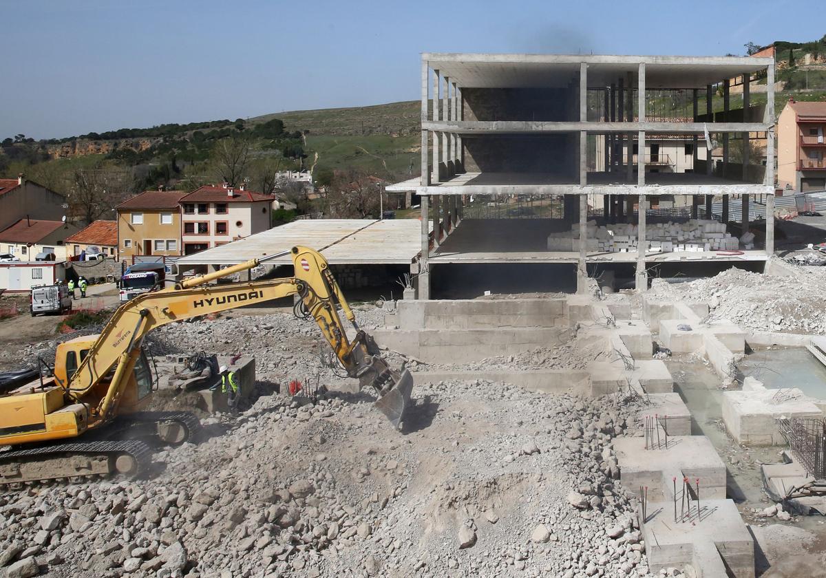 Las grúas han sido retiradas por la empresa en las obras del centro de FP de San Lorenzo.